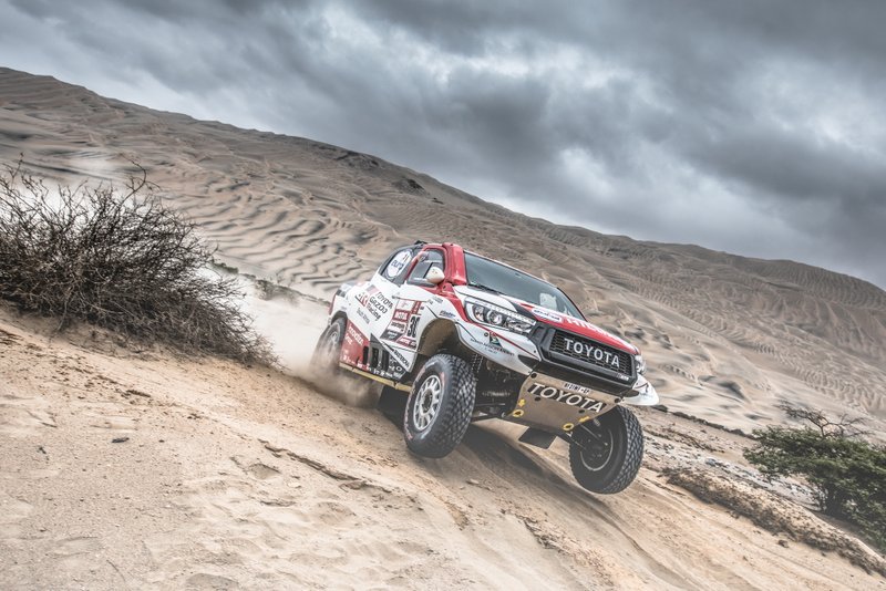 9. #302 Toyota Gazoo Racing Toyota Hilux: Жінель де Вільєр, Дірк фон Цітцевітц