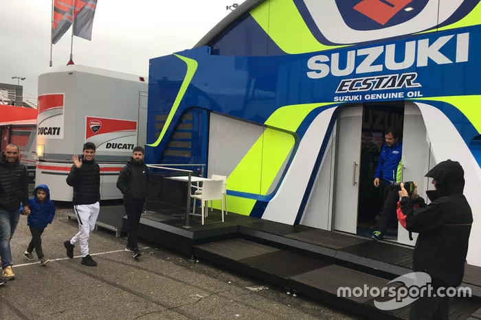 Joan Mir a su llegada a Suzuki en el paddock de Cheste, Valencia