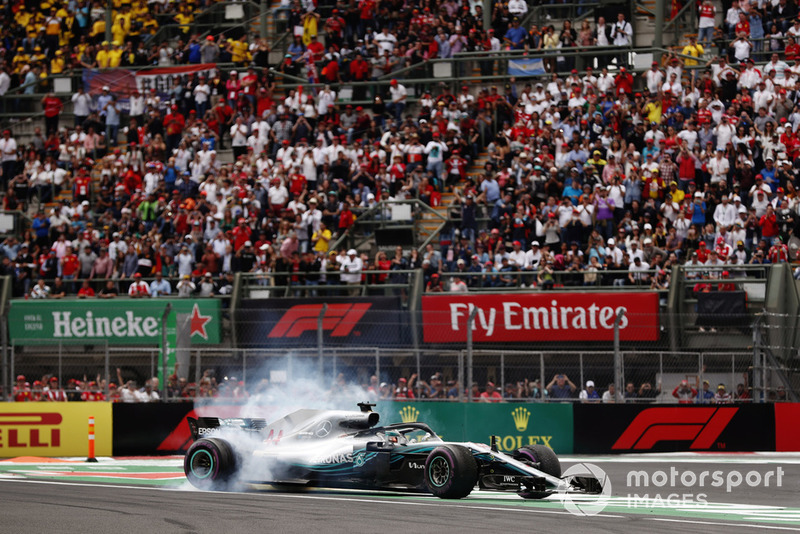 2018 F1 Dünya Şampiyonu Lewis Hamilton, Mercedes AMG F1 donut yapıyor