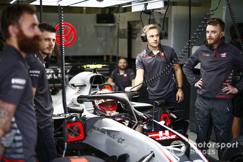 Kevin Magnussen, Haas F1 Team, dans le garage
