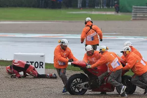 Aleix Espargaro, Aprilia Racing Team Gresini après sa chute