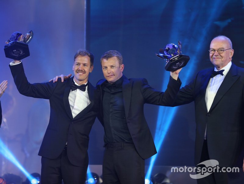 Sebastian Vettel et Kimi Räikkönen avec leur trophée pour la 2e et la 3e places