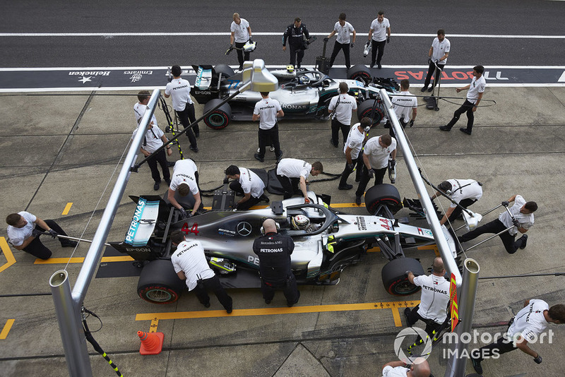 Lewis Hamilton, Mercedes AMG F1 W09 EQ Power+, in the pits during Qualifying