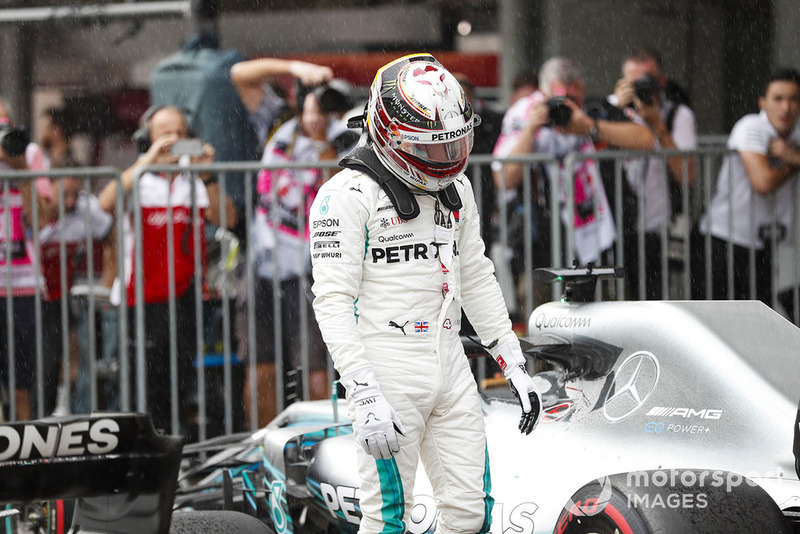 Lewis Hamilton, Mercedes AMG F1, festeggia la pole position nel parco chiuso