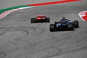 Kimi Raikkonen, Ferrari SF71H y Lewis Hamilton, Mercedes AMG F1 W09 EQ Power+ 