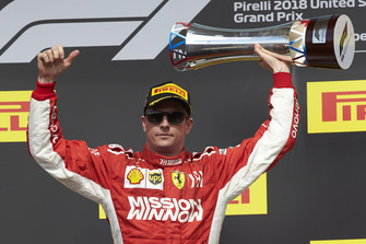 Kimi Raikkonen, Ferrari, Kimi Raikkonen, Ferrari, sur le podium avec le trophée
