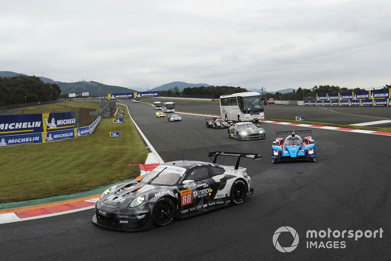 #88 Dempsey Proton Competition Porsche 911 RSR: Matteo Cairoli, S Hoshino, Giorgio Roda met de circuit safari bus