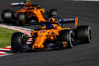 Fernando Alonso, McLaren MCL33, voor Stoffel Vandoorne, McLaren MCL33