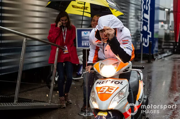 Marc Márquez, Repsol Honda Team, bajo la lluvia en el paddock
