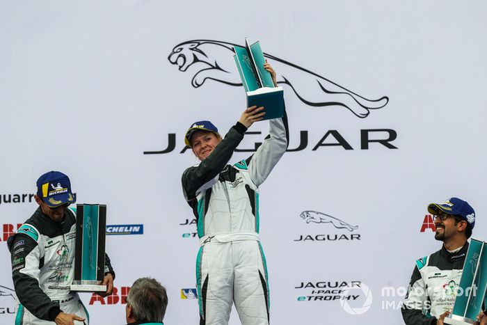 Ganador de la clase AM, Alice Powell, Jaguar VIP 