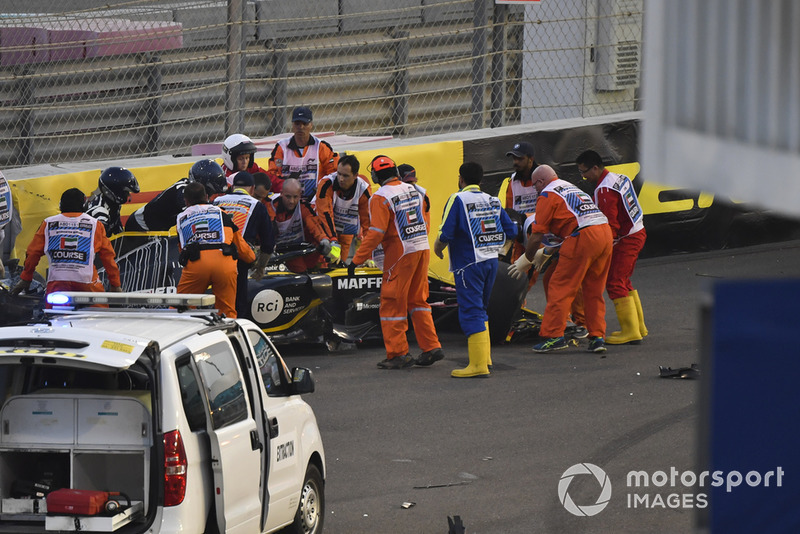 Los médicos y oficiales asisten a Nico Hulkenberg, Renault Sport F1 Team R.S. 18 que se estrelló y volcó en la primera vuelta