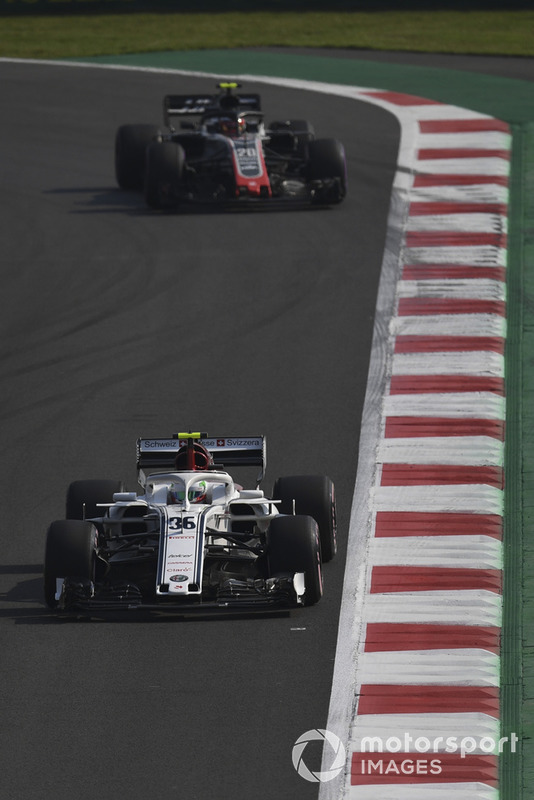 Antonio Giovinazzi, Sauber C37 e Kevin Magnussen, Haas F1 Team VF-18