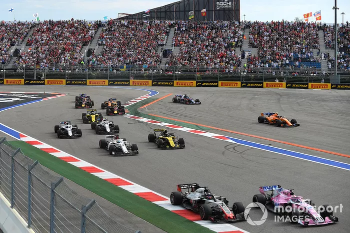 Sergio Perez, Racing Point Force India VJM11, Romain Grosjean, Haas F1 Team VF-18 y Marcus Ericsson, Sauber C37 