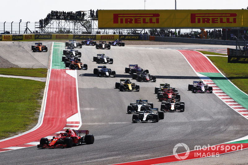 Kimi Raikkonen, Ferrari SF71H, devant Lewis Hamilton, Mercedes AMG F1 W09 EQ Power+, au départ de la course