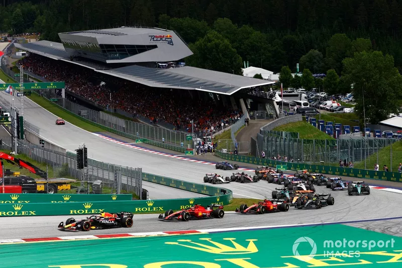 Max Verstappen, Red Bull Racing RB19, Charles Leclerc, Ferrari SF-23, Carlos Sainz, Ferrari SF-23, Lando Norris, McLaren MCL60, Lewis Hamilton, Mercedes F1 W14, il resto dello schieramento al via
