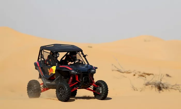 Max Verstappen, Alexander Albon, Red Bull Racing, Red Bull Desert Racing en Skydive Dubai