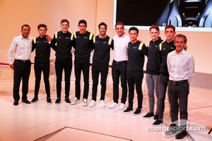 Mia Sharizman, Directora de la Academia Renault Sport, Max Fewtrell, Piloto de la Academia Renault Sport, Christian Lungaard, Piloto de la Academia Renault Sport, Esteban Ocon, Renault F1 Team, Daniel Ricciardo, Renault F1 Team, Cyril Abiteboul, Director General de Renault Sport F1, Guanyu Zhou, Piloto de la Academia Renault Sport, Oscar Piastri, Piloto de la Academia Renault Sport, Hadrien David, Piloto de la Academia Renault Sport, Alain Prost, Director no ejecutivo de Renault F1 Team Traducción realizada con la versión gratuita del traductor www.DeepL.com/Translator