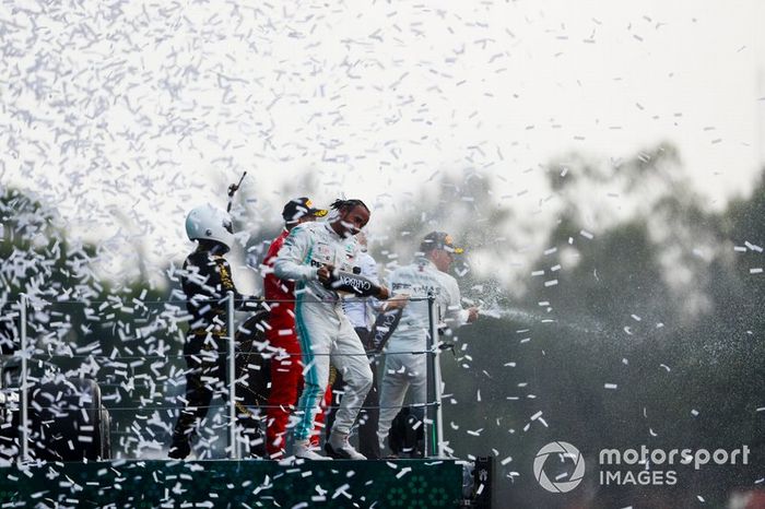 Ganador Lewis Hamilton, Mercedes AMG F1, Sebastian Vettel, Ferrari y Mario Achi, promotor del GP de México, celebran en el podio con el champán