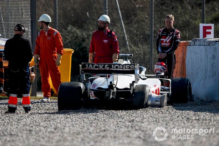 El accidente de Kevin Magnussen, Haas F1 Team VF-20 que provocó una bandera roja