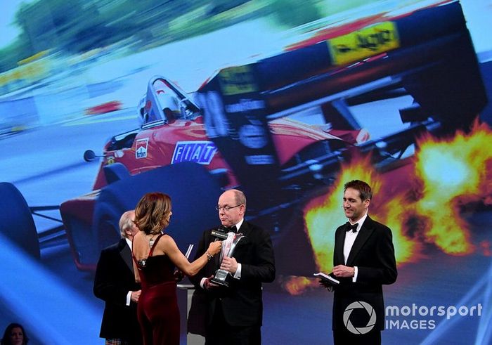 El príncipe Alberto de Mónaco recibe el Premio Gregor Grant para el GP de Mónaco