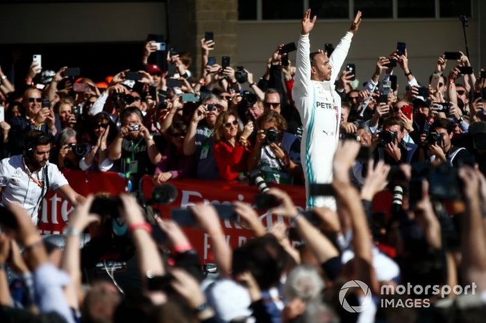Lewis Hamilton, Mercedes AMG F1, 2º clasificado, celebra en el Parc Ferme tras conseguir su sexto título mundial de pilotos