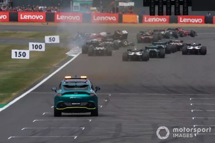 Zhou Guanyu, Alfa Romeo C42, se vuelca en la salida