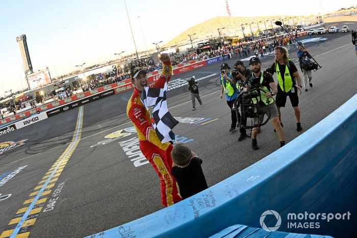 El Campeón de la Copa Nascar Joey Logano, Equipo Penske, Ford Mustang