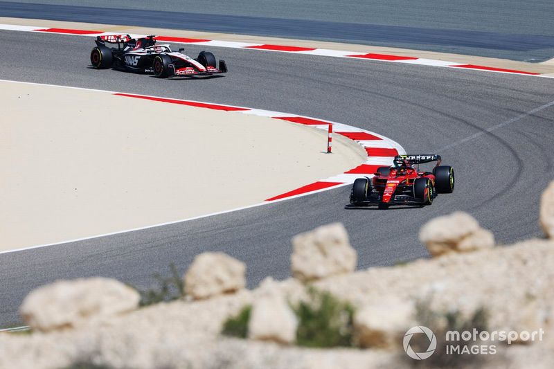 Carlos Sainz, Ferrari SF-23, Kevin Magnussen, Haas VF-23