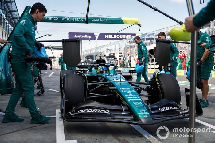 Fernando Alonso, Aston Martin AMR23, en boxes durante los entrenamientos