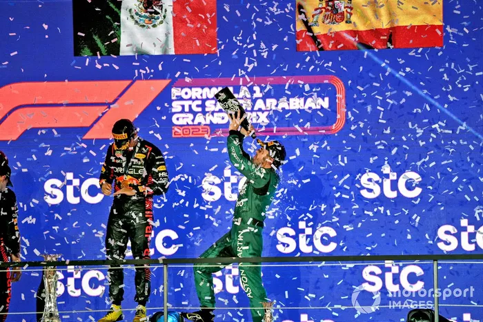 Sergio Pérez, Red Bull Racing, ganador, Fernando Alonso, Aston Martin F1 Team, tercero, en el podio