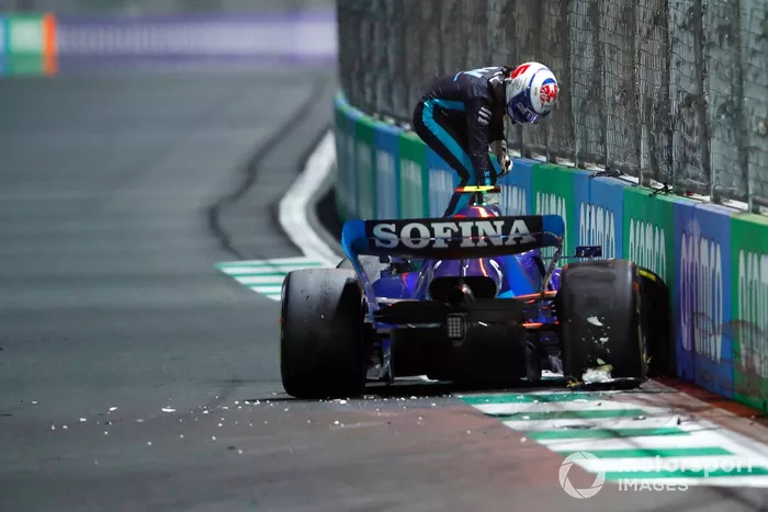 Nicholas Latifi, Williams FW44, se baja de su coche después de estrellarse en la carrera