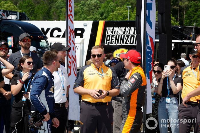 Ganador Patricio O'Ward, Arrow McLaren SP Chevrolet, con Rob Buckner, Andy Gryzcan, Taylor Kiel