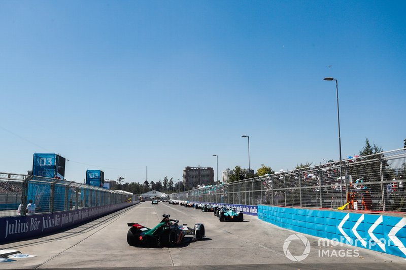 Lucas di Grassi, Audi Sport ABT Schaeffler, Audi e-tron FE05, follows a train of cars