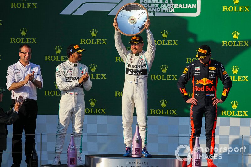 Il vincitore Valtteri Bottas, Mercedes AMG F1, solleva il trofeo, Lewis Hamilton, Mercedes AMG F1 e Max Verstappen, Red Bull Racing sul podio