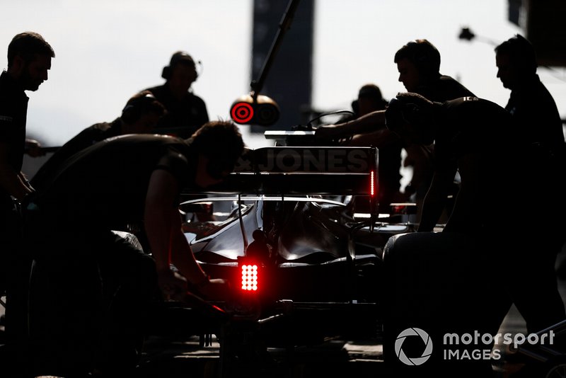 Romain Grosjean, Haas F1 Team VF-19 au stand