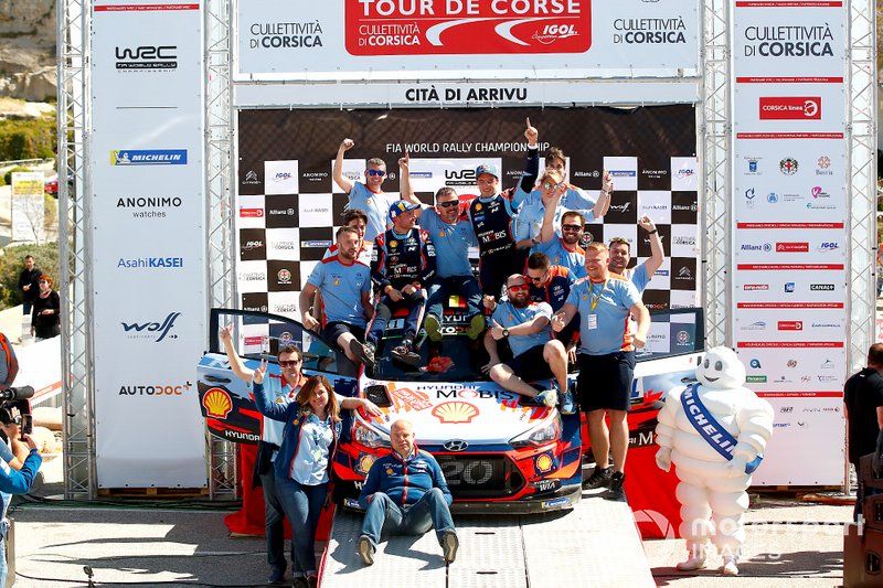 Podio: Thierry Neuville, Nicolas Gilsoul, Hyundai Motorsport Hyundai i20 Coupe WRC con el equipo