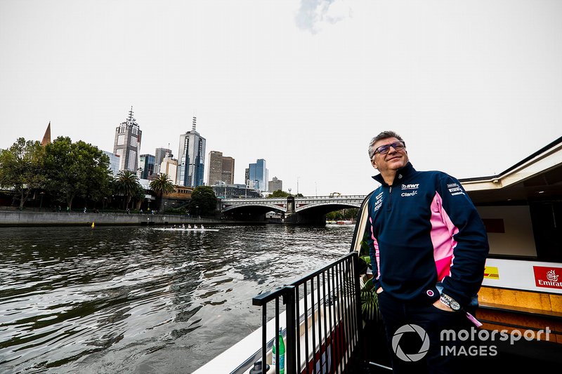 Otmar Szafnauer, director de Racing Point , camino al evento con los fans en la Federation Square