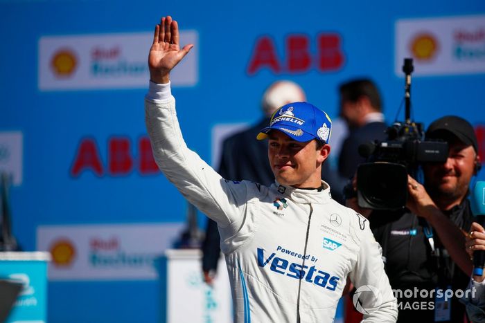 Podio: ganador Nyck de Vries, Mercedes-Benz EQ