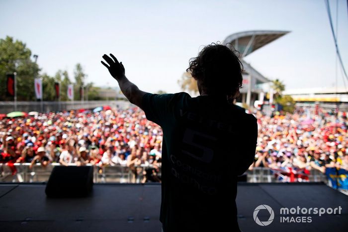 Sebastian Vettel, Aston Martin AMR22, en el escenario