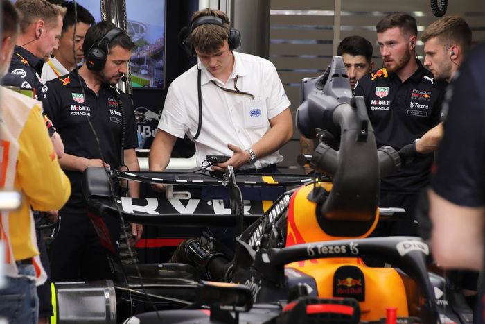 Los mecánicos trabajan en el DRS de Max Verstappen, Red Bull RB18