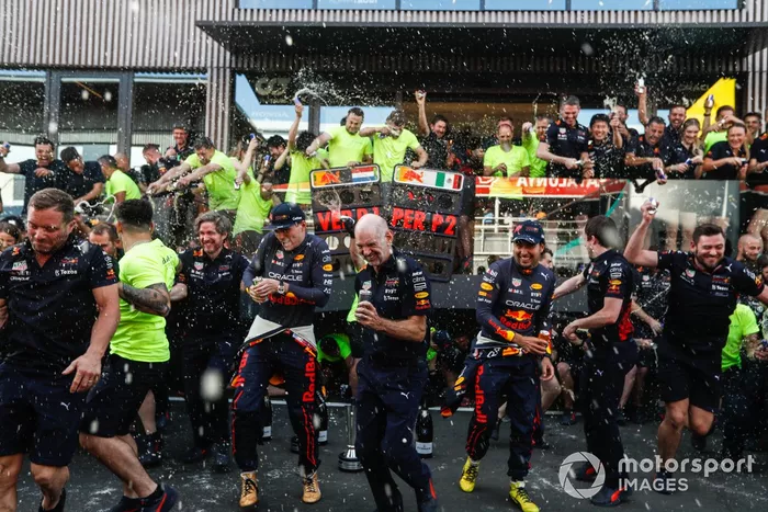 El equipo Red Bull,  Max Verstappen, Red Bull Racing, Sergio Pérez, Red Bull Racing, Adrian Newey, Jefe de Tecnología, Red Bull Racing y Christian Horner, Director del Equipo, Red Bull Racing, celebran su resultado de 1-2