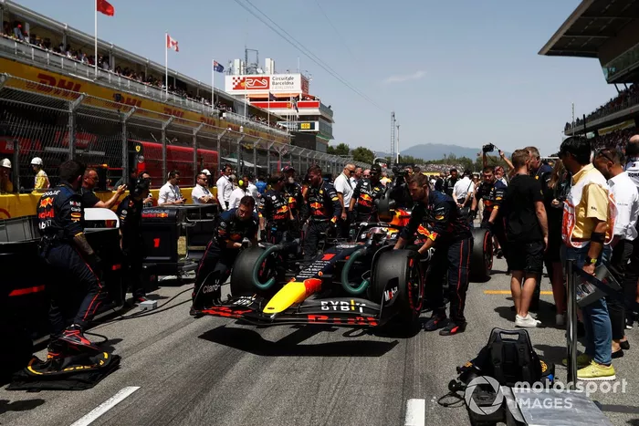 Max Verstappen, Red Bull Racing RB18, llega a la parrilla 