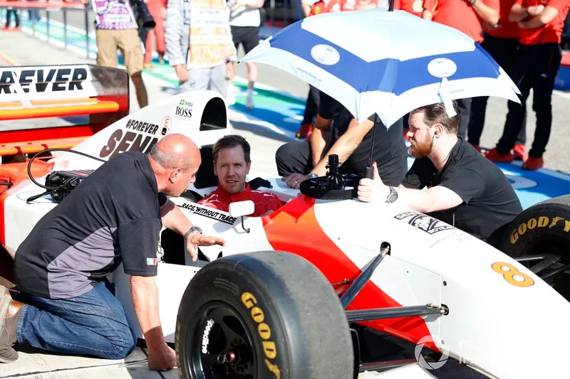 Sebastian Vettel bereidt zich voor om met Ayrton Senna's McLaren MP4/8 te rijden