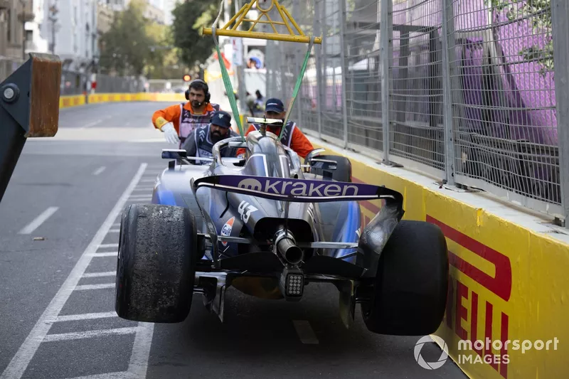 Les commissaires retirent du circuit la voiture endommagée de Franco Colapinto, Williams FW46.