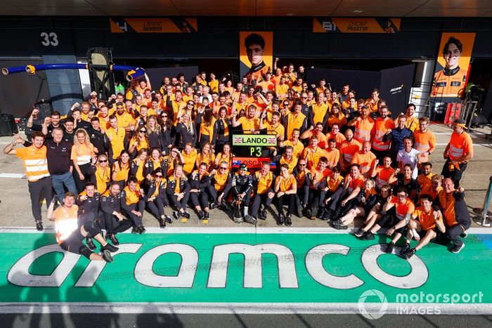 Lando Norris, McLaren F1 Team, 3ª posición, Zak Brown, CEO, McLaren Racing, Oscar Piastri, McLaren F1 Team, Andrea Stella, Team Principal, McLaren F1 Team, el equipo McLaren celebra después de la carrera.