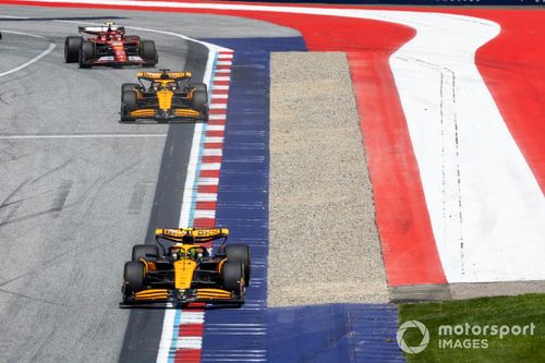 Lando Norris, McLaren MCL38, Oscar Piastri, McLaren MCL38, Carlos Sainz, Ferrari SF-24