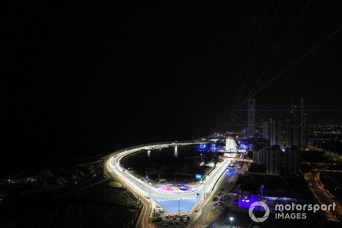 Una vista del circuito iluminado por la noche