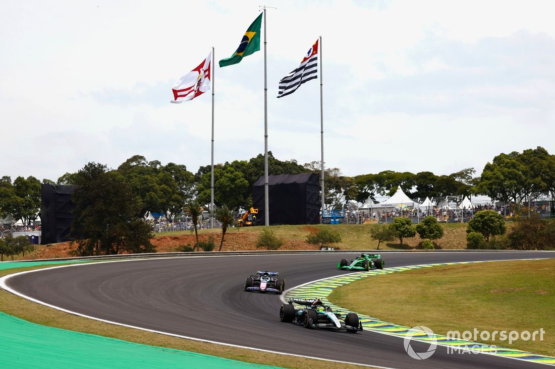 Lewis Hamilton, Mercedes F1 W15, Esteban Ocon, Alpine A524 