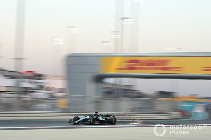 George Russell, Mercedes F1 W15, echa chispas