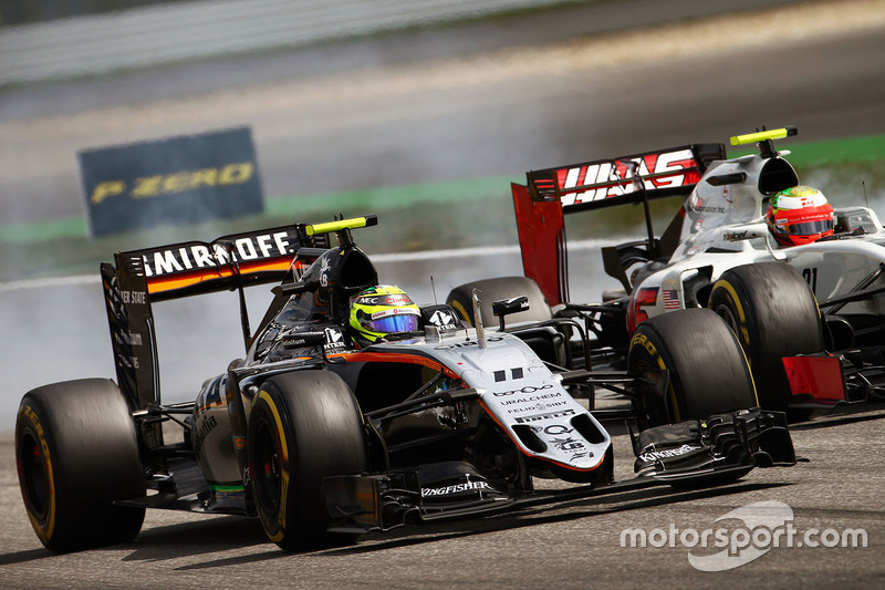 Sergio Perez, Sahara Force India F1 VJM09 en Esteban Gutierrez, Haas F1 Team VF-16, strijden om posi